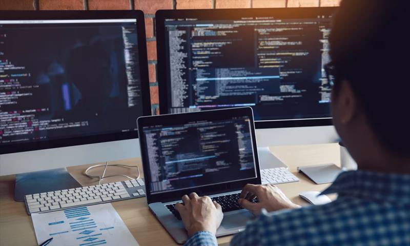 数据科学选型：R与Python如何赋能昂昂溪区网站建设？